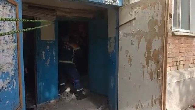 Спасатели эвакуируют людей из частично рухнувшего дома в Энгельсе смотреть онлайн