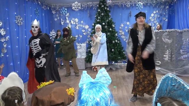 Зажигательный танец героев на Новый год смотреть онлайн