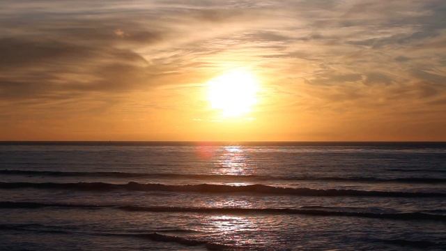 Потрясающий закат солнца на Тихом Океане в Сан Диего на фоне шума морских волн и красивой музыки. смотреть онлайн