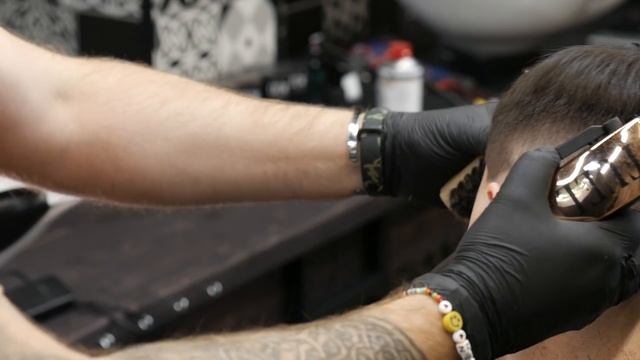 Как сделать идеальный фейд? / Обучение стрижки фейд / Как стричь правильно кроп с высоким фейдом? #