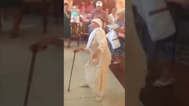 Классно бобуля танцует смотреть онлайн