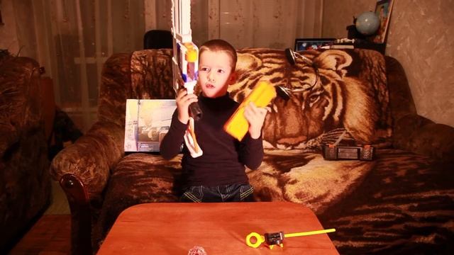 Обзор Бластер Nerf Элит Риталиэйтор как легко вытащить магазин. смотреть онлайн