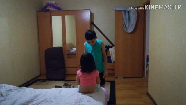 МУЖЧИНА ПРИСТАЁТ К БЕДНОЙ ЖЕНЩИНЕ НО ЖЕНЩИНА ЗНАЕТ КУНГ ФУ смотреть онлайн