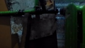 Как открутить старую трубу отопления? Нагреть горелкой соединения трубы и открутить муфту сгон и т.