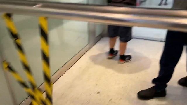 UK Hydraulic Elevator at Boots in Oracle Shopping Centre in Reading (With Morgan) смотреть онлайн