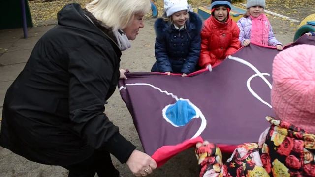 Интересная подвижная игра с нетрадиционным оборудованием Загони мяч в ворота смотреть онлайн