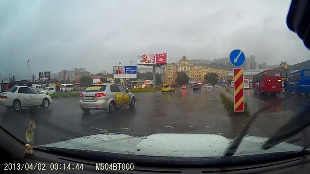 Владивосток, Луговая, стоит на дороге - 13.08.2018. смотреть онлайн