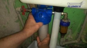 Как заменить картридж в магистральном фильтре для воды. Видеоурок Plumber