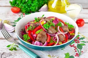 КАК ПРИГОТОВИТЬ САЛАТ С ГОВЯЖЬЕЙ ПЕЧЕНЬЮ И ЛУКОМ