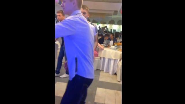 Парень отжигает смотреть онлайн