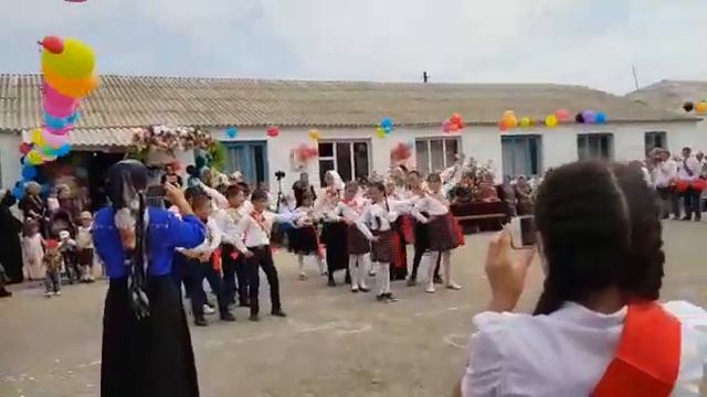 Зажигательные танец от вупускников 4-го КЛАССА смотреть онлайн