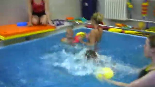 Juklik - Evelinka skace do bazenu смотреть онлайн