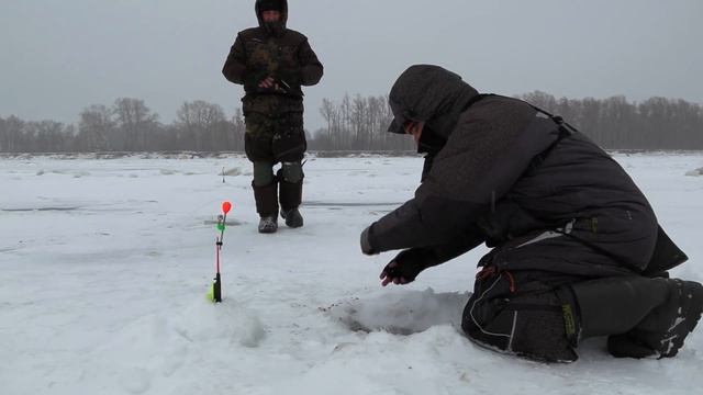 БЕШЕНЫЙ КЛЕВ НА КОМБАЙНЫ! Рыбалка на течении. ЛОВЛЯ ЛЕЩА ЗИМОЙ смотреть онлайн