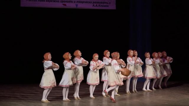 "Прогулка", ансамбль "Школьные годы". "Stroll", ensemble "School years" смотреть онлайн