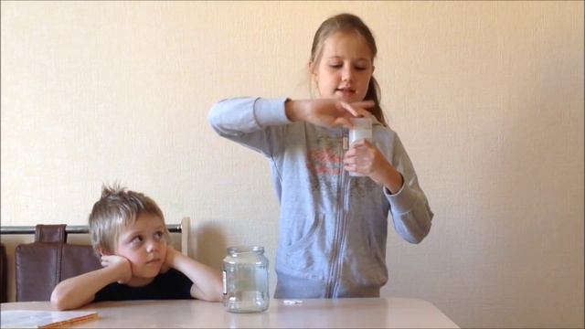 Опыт с растворением "Таинственное исчезновение". Простые опыты дома | Занимательная химия для детей смотреть онлайн