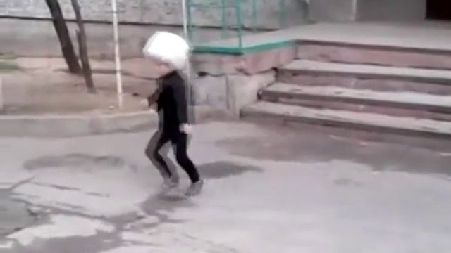 Маленький мальчик танцует лезгинку!!! Четкая Чеченская лезгинка !!! смотреть онлайн