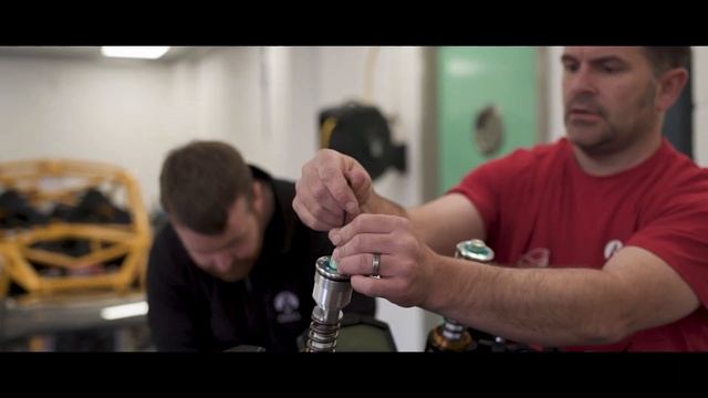 Riding the Ariel Ace and drinking tea with the Ariel Motor Company смотреть онлайн