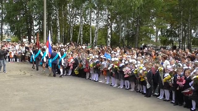 1 сентября 2014 г.Красносельская средняя школа .Вынос государственного флага РФ