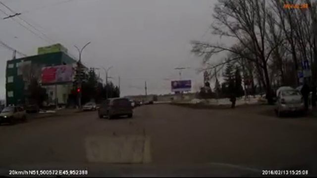 Очевидец: напротив РЭО ГИБДД грубо нарушают правила дорожного движения
