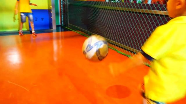 Nikita e mamãe brincam no centro de aprendizado para crianças смотреть онлайн