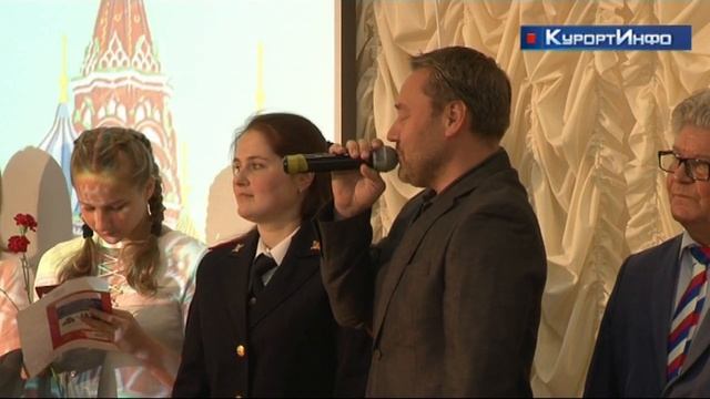 45-и юным жителям Курортного района торжественно вручили паспорта РФ смотреть онлайн