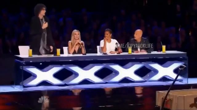 Залужный поднимает флаг... смотреть онлайн