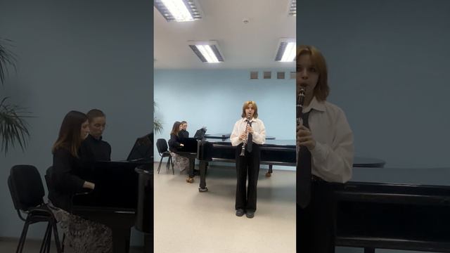 Чухрай Євгенія К.Сен-Санс Соната для кларнета. Частина 1 смотреть онлайн
