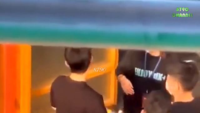 Xiao Zhan tất bật quay phim ngắn nhưng vẫn vui vẻ "uýnh nhau" với nhân viên tại phim trường смотреть онлайн