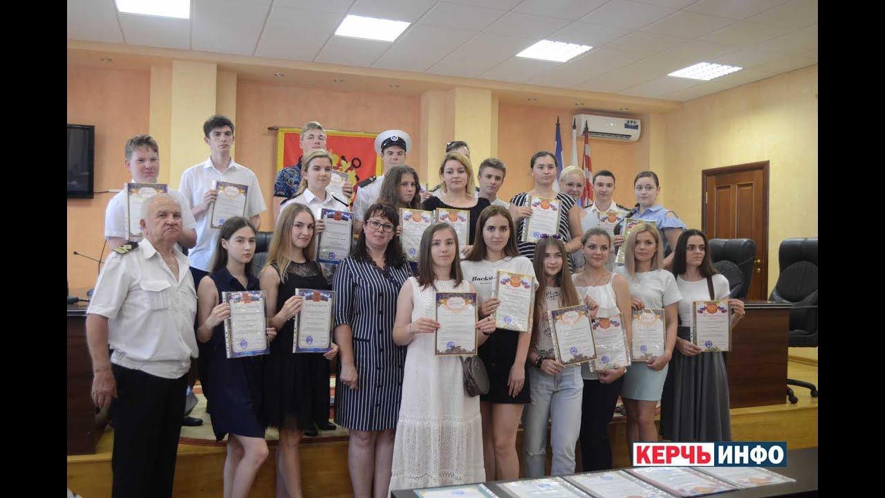 В Керчи наградили участников конкурса «Судьба моей семьи в судьбе моей страны» смотреть онлайн