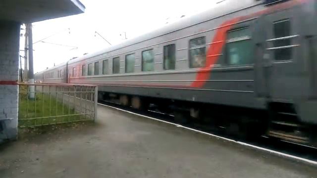 Эп2к Абакан Москва с пассажирами вагонами проезжает станцию хуторята смотреть онлайн