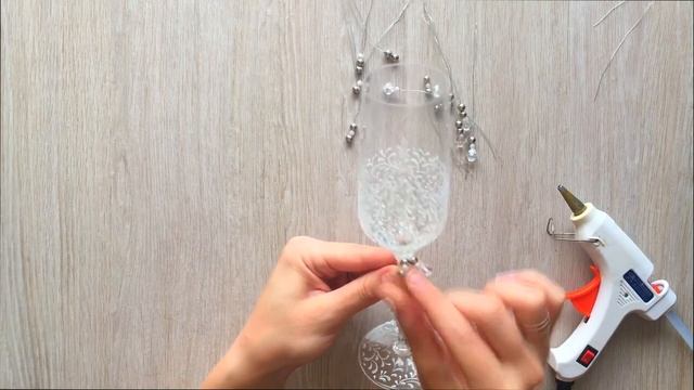 Декор свадебных бокалов. Мастер-класс. Простое украшение бокалов. Украшение бокалов росписью смотреть онлайн