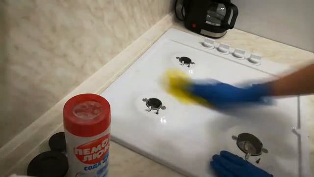 УБОРКА НА КУХНЕ. ОТМЫТЬ ГРЯЗНУЮ ПЛИТУ. смотреть онлайн