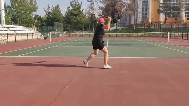 #теннис #тренажер #tennis Игра с тренажëром . Отличный спаринг по утрам. смотреть онлайн