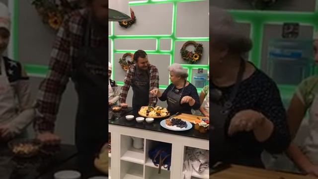 Мастер-класс Олега Сироты и Елены Маньенан по оформлению сырной тарелки смотреть онлайн