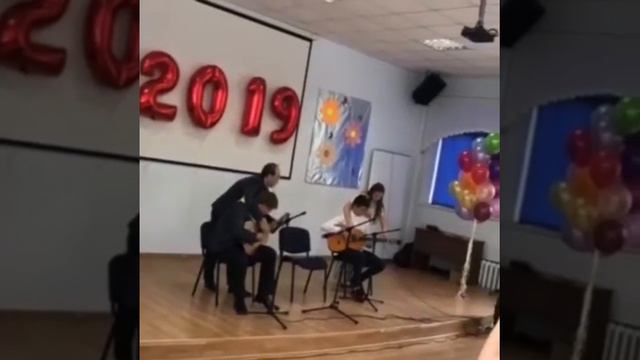 Барыня в 8 рук на 2-х гитарах смотреть онлайн