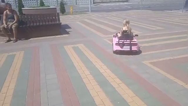 Анюта катается на Форд Мустанге! смотреть онлайн