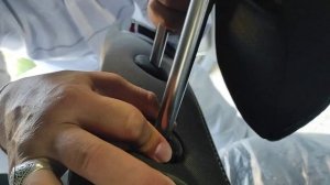 Как снять подголовники задних сидений Шевроле Кобальт