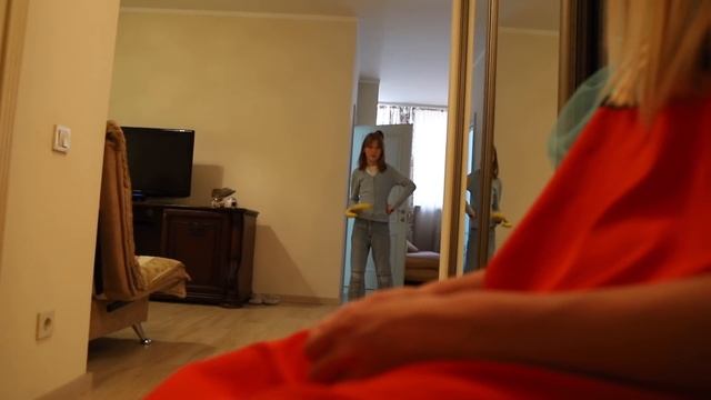 РЫЖАЯ НЕЗНАКОМКА ПОСЕЛИЛАСЬ В ДОМЕ смотреть онлайн