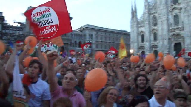 Piazza Duomo canta Bella ciao.MP4 смотреть онлайн