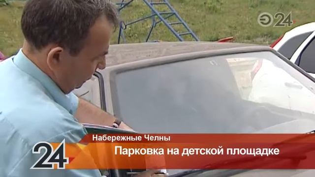 В Н. Челнах автомобилисты самовольно устроили парковку на детской площадке
