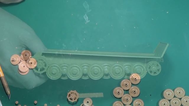 Королевские тигры в 35-ом масштабе. Tamiya vs Zvezda. Часть 2. Ставим на гусеницы. смотреть онлайн