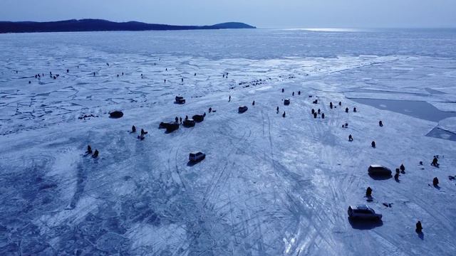 РЫБАКИ НА ЛЬДИНАХ!!! НА МОРЕ ПОЛОМАЛО ЛЁД!!! ШКОТОВСКИЕ МЕЛЯКИ 28.02.22г смотреть онлайн