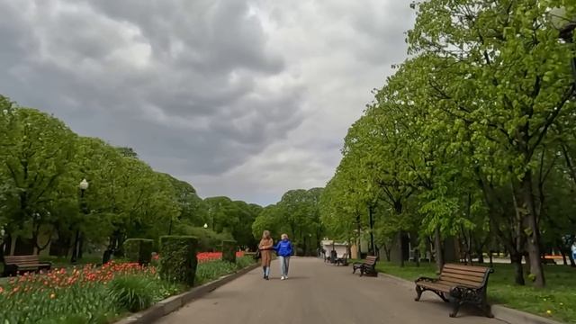 Играя в прятки, мальчишка заметил лежащую старушку и позвонил в скорую… Но едва незнакомка очнулась смотреть онлайн