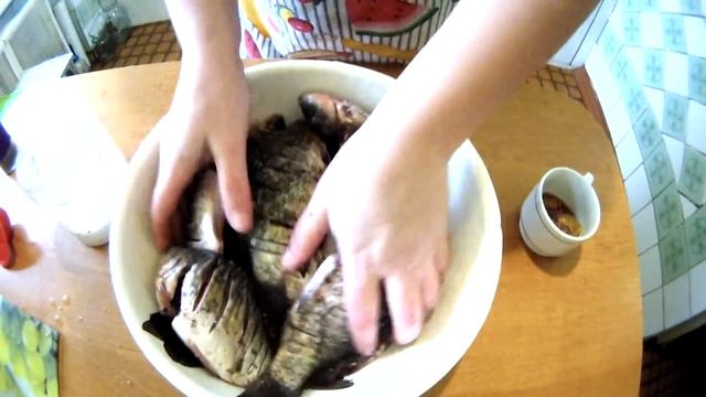 КАК ПРВИЛЬНО И ВКУСНО ЖАРИТЬ КАРАСЕЙ. HOW CORRECTLY AND TASTY TO FRY CRUCIANS. смотреть онлайн
