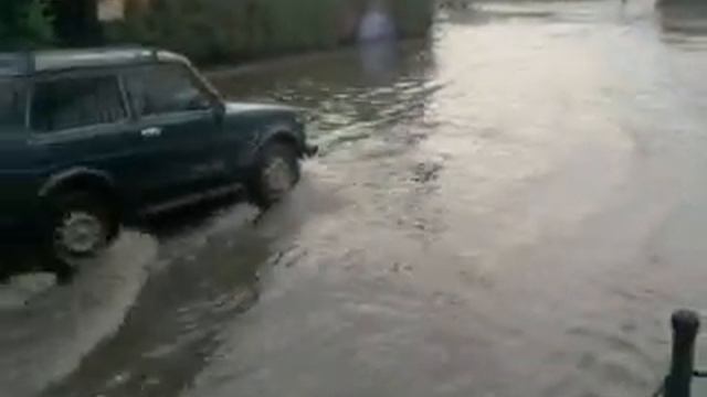 Потоп на железнодорожном вокзале в Луганске смотреть онлайн