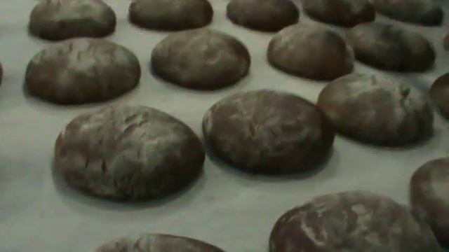 выгрузка дарницкого хлеба ( каравай Дарница) с подовой печи смотреть онлайн