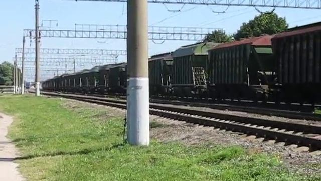 Тепловоз 2ТЭ10М-3370 с грузовым поездом следует по станции Руденск. 08.2008г.