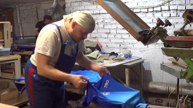 Шелкография в Череповце: печать на тёмных синих спортивных футболках номеров. смотреть онлайн