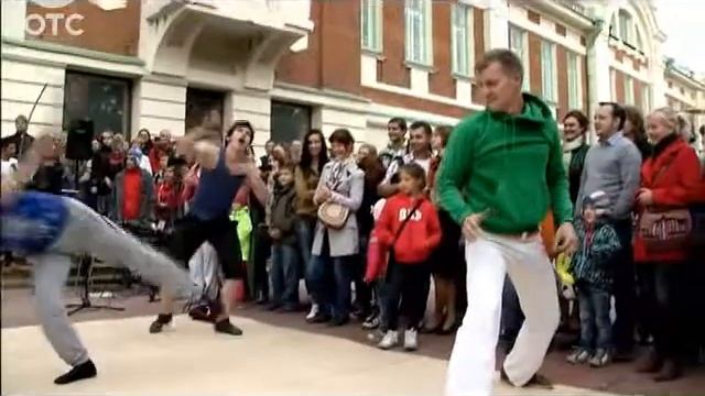 В Первомайском сквере любители балета и капоэйры устроили танцевальный баттл смотреть онлайн