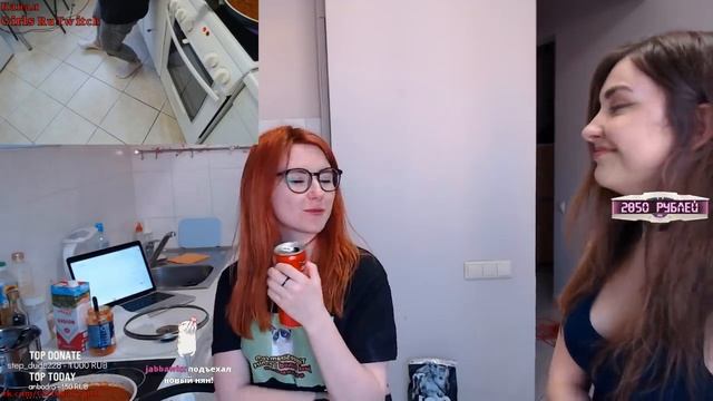 Стримерши AhriNyan и Rootyasha Танцуют и Готовят Лазанью